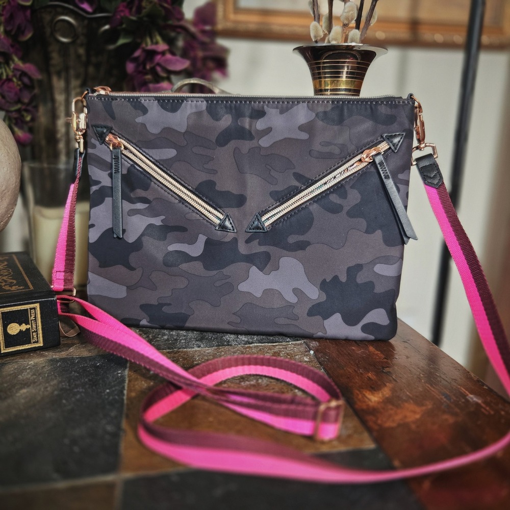 Stella & Dot Crossbody Bag Camo Gray Pink Strap Tiger Lining Purse Messenger New